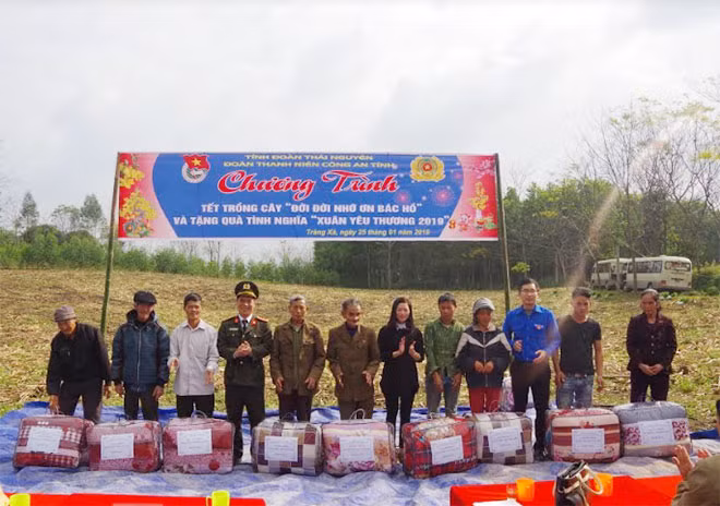 Đại diện Đoàn Thanh niên Công an tỉnh Thái Nguyên trao tặng quà cho các gia đình nghèo tại xã Tràng Xá huyện Võ Nhai, Thái Nguyên.