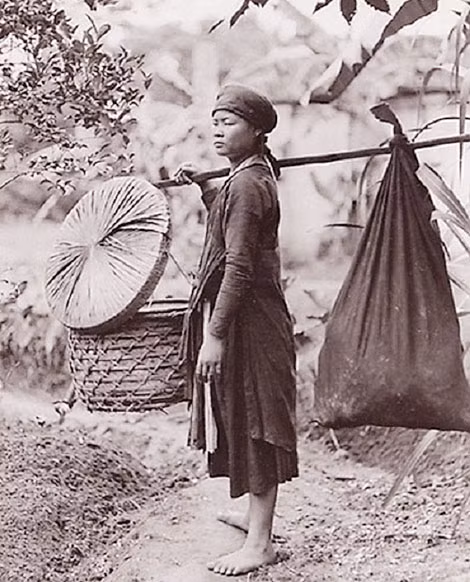 Trang phục của người phụ nữ bình dân ngày trước. Ảnh: TL.