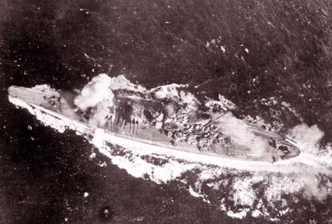 Bom dội xuống boong tàu Yamato.