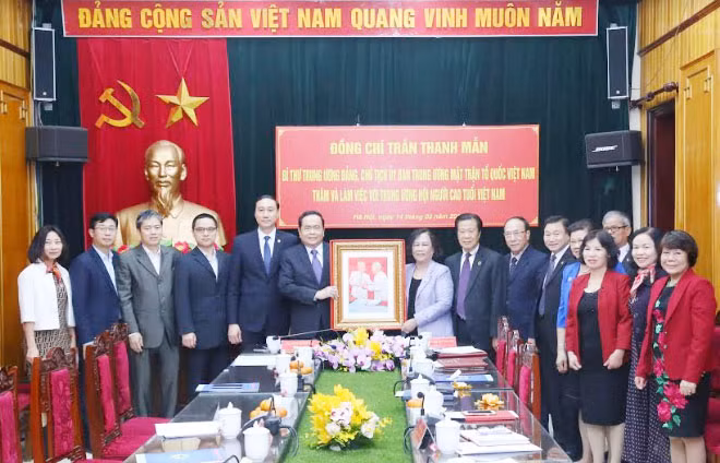 Đồng chí Trần Thanh Mẫn tặng bức ảnh Bác Hồ và Bác Tôn cho Hội Người cao tuổi Việt Nam.