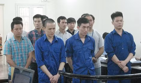 Vương Huy Long (đứng giữa) và đồng bọn tại phiên tòa xét xử hành vi Sử dụng mạng Internet để trộm cắp tài sản.
