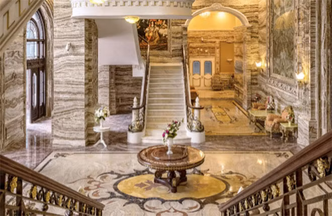 Đại sảnh đắt giá với vòm trần cao 12,5m của D’. Palais Louis.