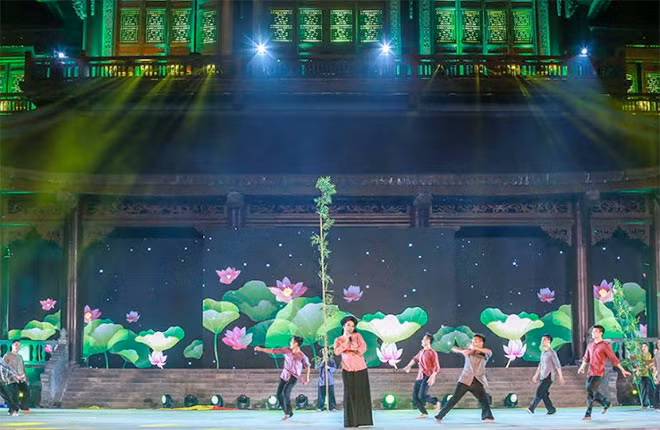 Màn trình diễn : Phật trong cõi nhân gian (Hát ru - Đi Cấy - Vào Chùa do ca sĩ Khánh Linh - Ngọc Khuê và Dàn hợp xướng Thiếu nhi quận Ba Đình trình diễn.
