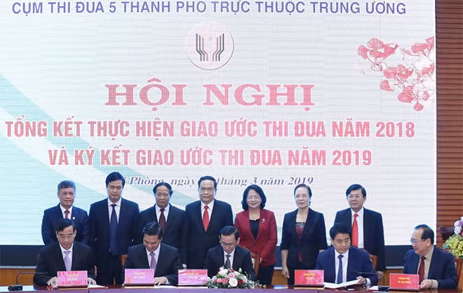 Đại diện lãnh đạo 5 thành phố trực thuộc Trung ương ký kết giao ước thi đua năm 2019.