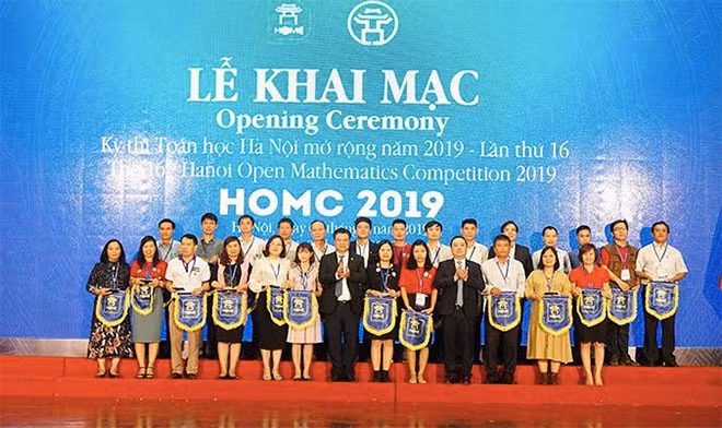 Các đại biểu và thí sinh tham dự Lễ khai mạc Kỳ thi Toán học Hà Nội mở rộng 2019.