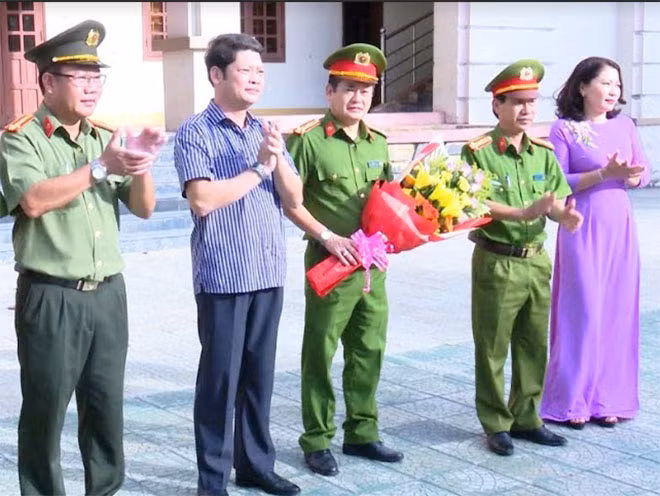Khen thưởng đột xuất Công an TP Đông Hà.