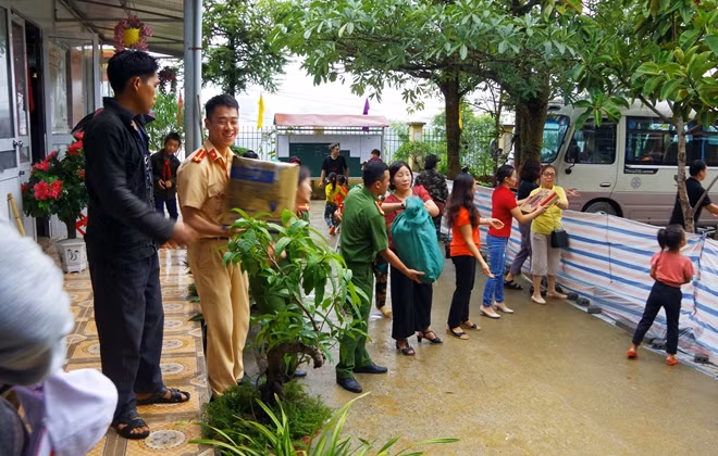 Di chuyển từ mờ sớm nhưng tới gần trưa Đoàn công tác mới tới được địa bàn.