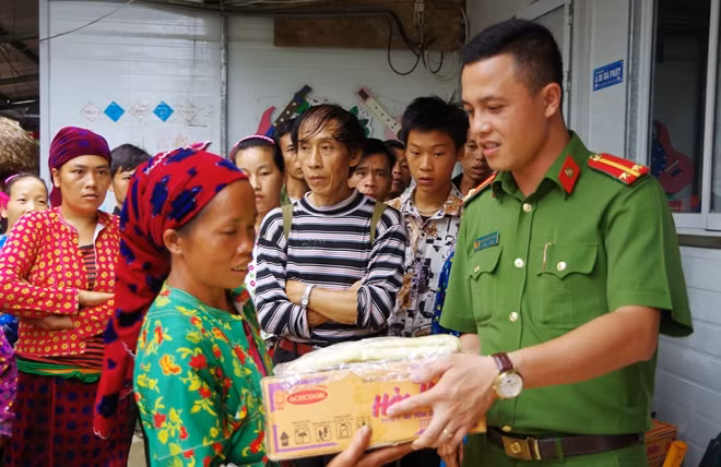 Gần 100 hộ dân vui mừng phấn khởi tới đón nhận món quà của tuổi trẻ Công an Hà Giang và nhóm thiện nguyện.