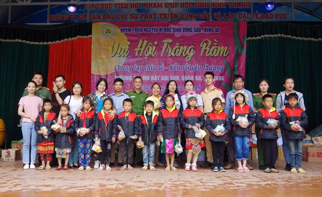 Món quà vào đúng dịp Quốc khánh 2-9 và Trung thu sẽ tiếp thêm động lực, động viên tinh thần giúp quãng đường tới trường của các em thêm gần hơn.