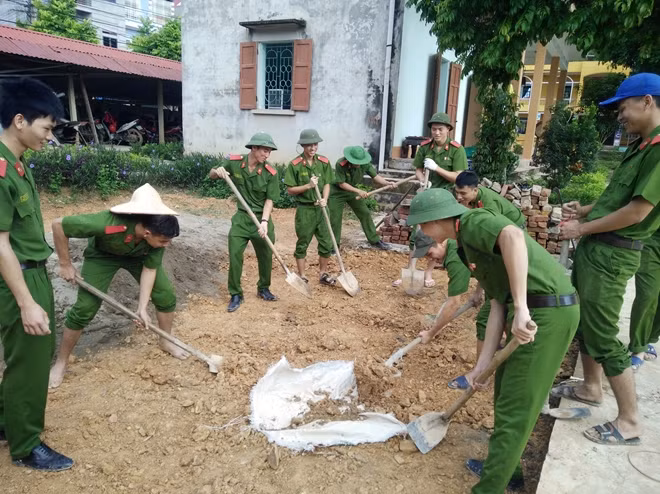 Và tổng vệ sinh sạch sẽ khu hành chính xã, khuôn viên đình bản; nạo vét, làm sạch hơn 1.500m tuyến mương dẫn nước đồng ruộng…
