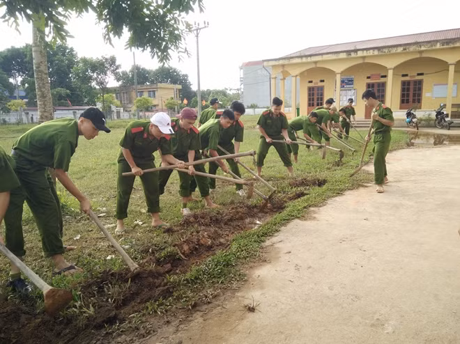 Tất cả 262 học viên đã tham gia tích cực vào cuộc sống, giúp bà con bản làng dọn dẹp sạch sẽ cho gần 8km tuyến đường giao thông liên bản