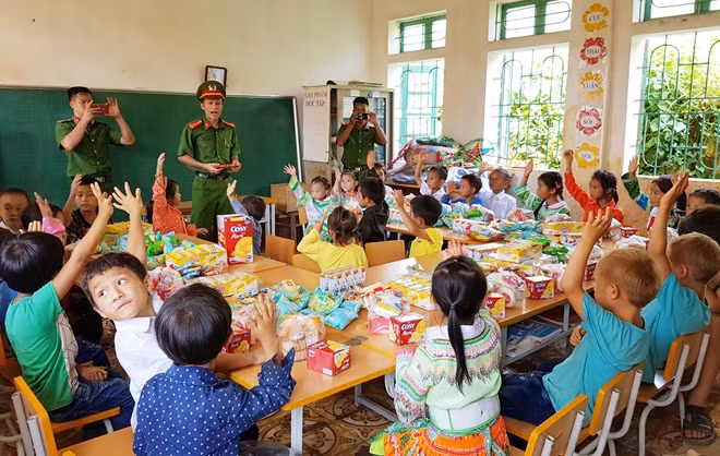 Tuổi trẻ Công an tỉnh Cao Bằng và các nhà hảo tâm mang Tết Trung thu sớm tới các em học sinh vùng cao Phia Viềng.