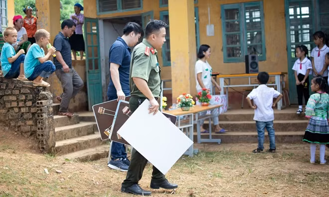 Những món quà là các đồ dùng học tập, thiết thực cho các em khi năm học mới vừa bắt đầu.