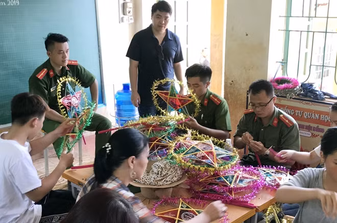Tết Trung thu sớm được tuổi trẻ Công an tỉnh Cao Bằng và các nhà hảo tâm nhanh chóng tổ chức.