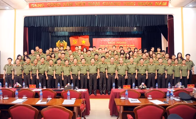 Thứ trưởng Nguyễn Văn Thành với các đại biểu tham dự Hội nghị.