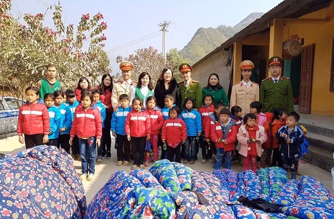 Đoàn thiện nguyện trao quà tặng các em học sinh tại Trường mầm non và tiểu học xã Ngọc Minh.