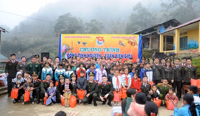 Tuổi trẻ Trường Cao đẳng ANND I và Báo CAND trao quà Tết tới các em học sinh nghèo trên địa bàn huyện Mường Khương.