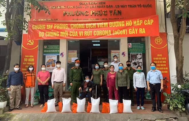 Các tổ chức Đoàn thể tổ chức trao các suất quà hỗ trợ bà con có hoàn cảnh khó khăn, đồng hành chung tay cùng nhân dân phòng chống dịch.
