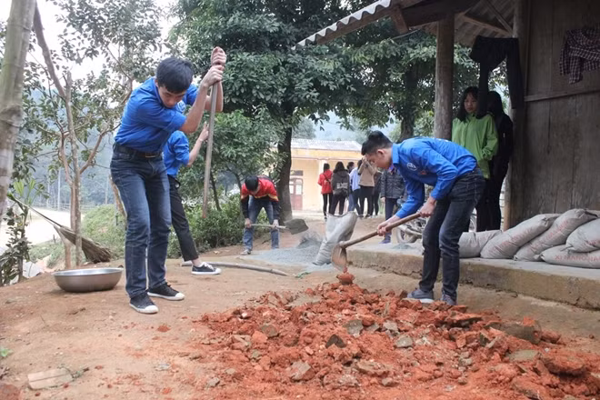 Đoàn còn giúp đỡ nhân dân làm nền sân nhà.
