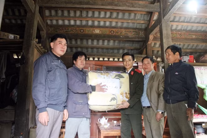 Tại đây, Đoàn đã tới thăm hỏi, động viên và trao quà tặng các hộ dân nghèo.