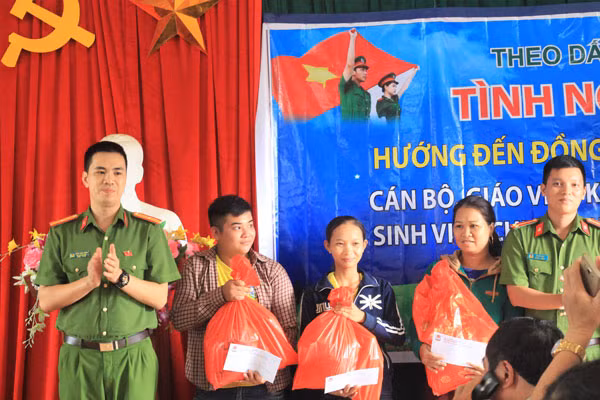 Đại diện lãnh đạo Công an huyện Kỳ Anh và Khoa CSHS tặng quà cho các gia đình chịu thiệt hại nặng nề sau cơn bão số 10.