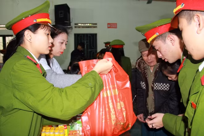 Và cấp phát thuốc miễn phí cho nhân dân.