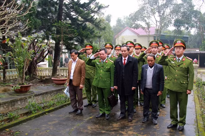 Đoàn tình nguyện dâng hương tại nghĩa trang liệt sỹ xã Tân Hưng.