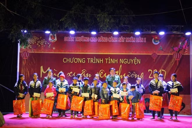 Đoàn công tác tặng quà cho các em nhỏ vượt khó, có thành tích xuất sắc trong học tập.