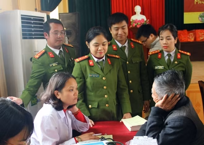 Đoàn công tác tình nguyện tổ chức tư vấn, khám chữa bệnh.