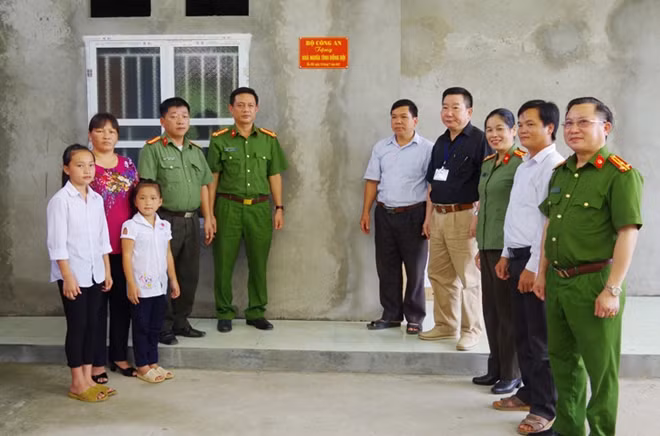 Lãnh đạo Công an tỉnh Hà Giang bàn giao nhà tình nghĩa cho đồng chí Giàng Trung Ngân.
