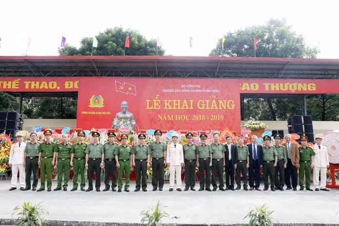 Các đại biểu tham dự lễ khai giảng.