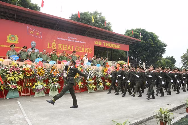 Các học viên duyệt binh qua lễ đài.