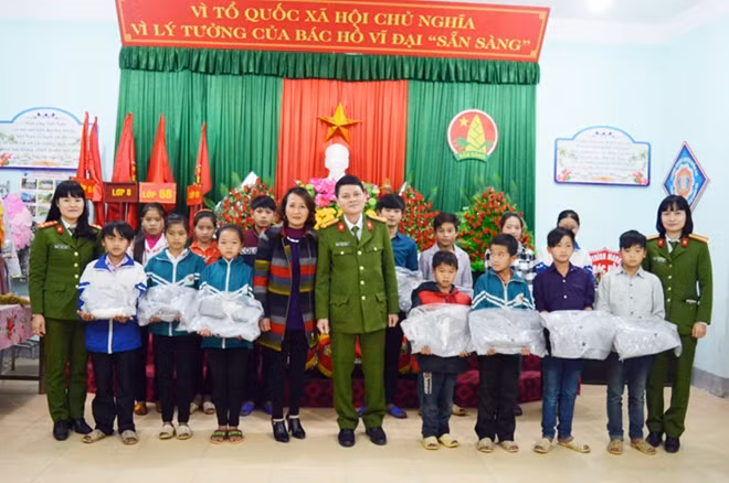 Phòng Cảnh sát kinh tế Công an tỉnh Hà Giang tặng quà cho các em học sinh tại trường THCS xã Quản Bạ, huyện Quản Bạ.