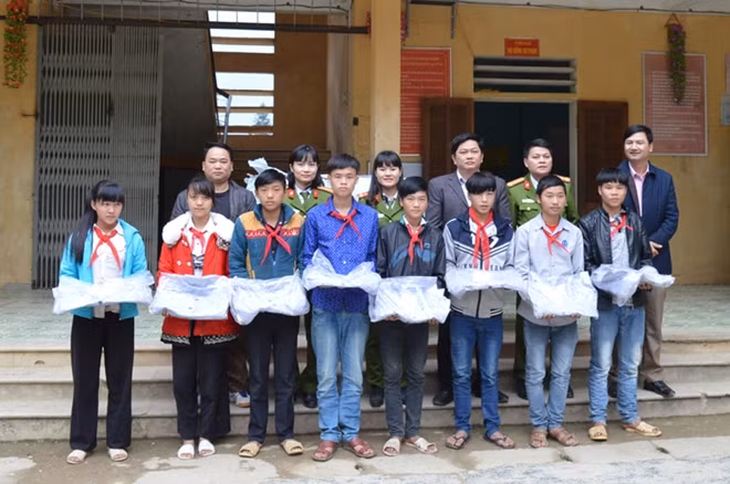 Đoàn công tác tặng áo ấm cho các em học sinh tại trường THCS xã Ngọc Long huyện Yên Minh.