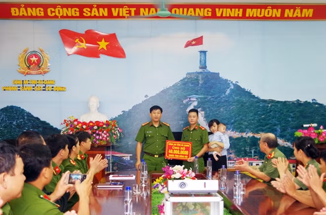 Lãnh đạo Công an tỉnh Hà Giang thăm hỏi, động viên và trao kinh phí hỗ trợ tới gia đình Trung úy Vàng Mí Pó.