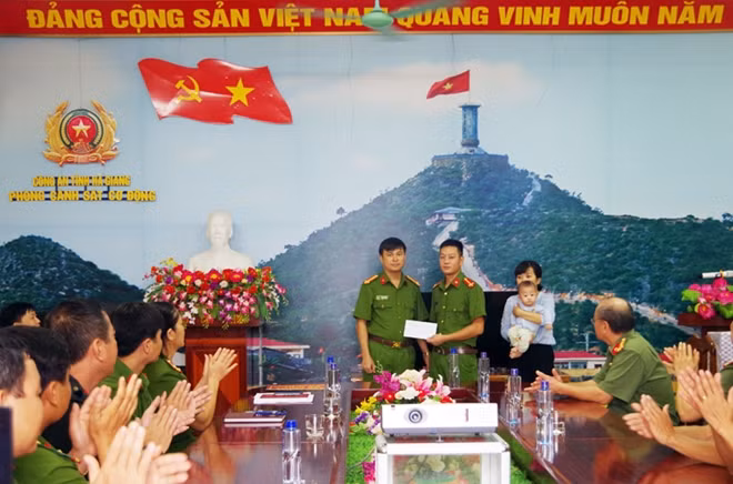 Lãnh đạo Phòng Cảnh sát cơ động và Hỗ trợ tư pháp trao kinh phí hỗ trợ tới gia đình Trung úy Vàng Mí Pó.