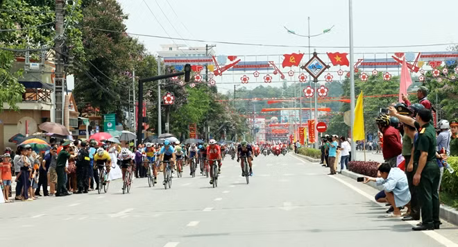 Cuộc đua đã diễn ra thành công tốt đẹp trước sự cổ vũ của đông đảo nhân dân.