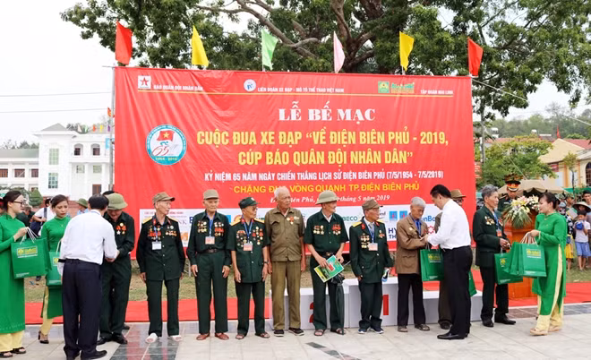 Ban Tổ chức tri ân những đóng góp to lớn của các cựu chiến binh trong sự nghiệp bảo vệ Tổ quốc.