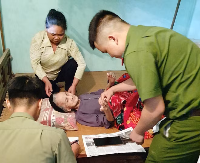 Với những người dân cao tuổi, cán bộ chiến sỹ trẻ đơn vị sẽ đến tận nhà để hỗ trợ làm thủ tục cấp CMND.