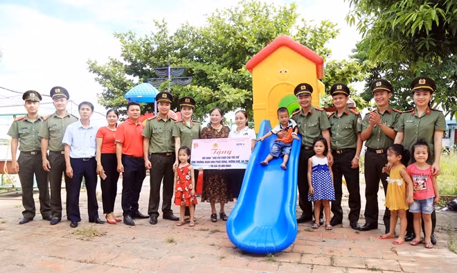 Đoàn công tác trao tặng mô hình “Khu vui chơi cho trẻ em” tại Trường Mầm non xã Phúc Đồng, huyện Hương Khê.