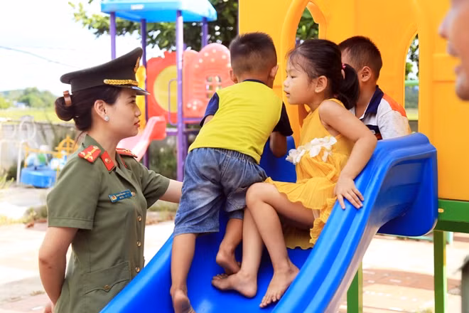 Các em nhỏ thích thú với khu vui chơi mới đón nhận.