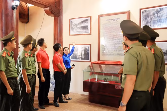 Các đại biểu cùng ôn lại quá trình chiến đấu, anh dũng hy sinh bảo vệ Tổ quốc của các Anh hùng, Liệt sỹ.