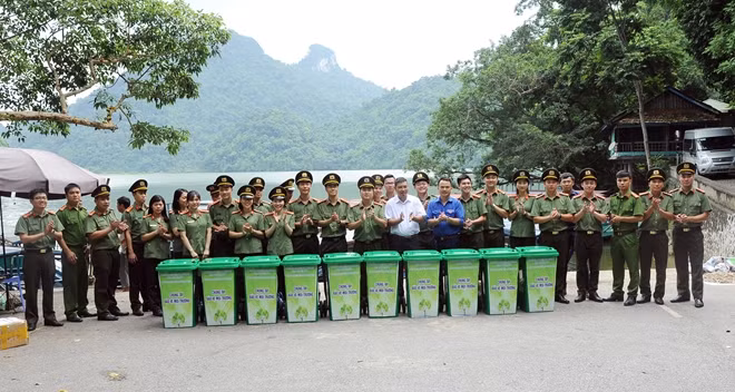 Đoàn thanh niên Cụm thi đua số 4 - Bộ Công an gửi tặng Ban Quản lý khu di lịch Hồ Ba Bể công trình “Giữ gìn cảnh quan” và phối hợp tuổi trẻ Công an tỉnh, địa bàn dọn dẹp vệ sinh môi trường nơi đây.