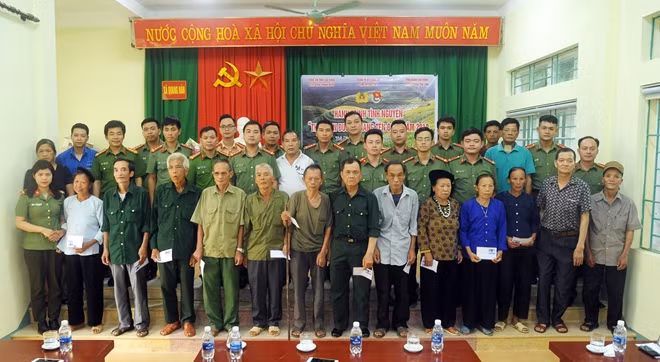 Đoàn công tác trao quà tặng các gia đình chính sách trên địa bàn và một tủ sách pháp luật cho Chi đoàn Công an huyện Trà Lĩnh.