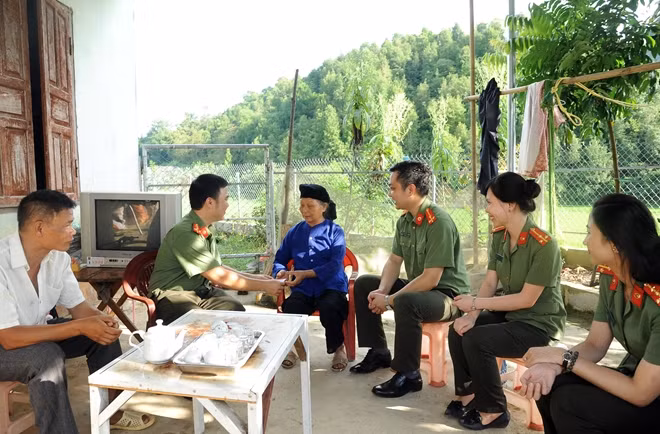 Đoàn công tác tới động viên, thăm hỏi các gia đình chính sách trên địa bàn huyện Trà Lĩnh.