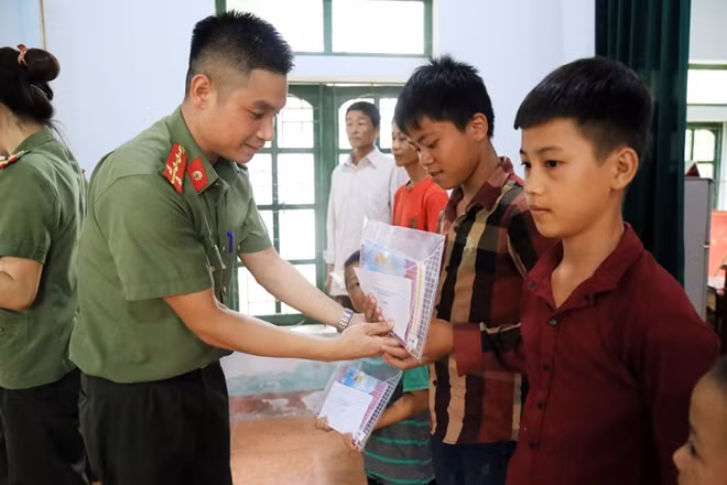 Đoàn công tác trao quà cho các em học sinh gia đình chính sách trên địa bàn.