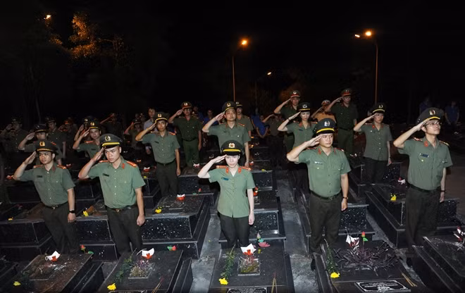 Tuổi trẻ CAND đã tới thắp nến, dâng hoa, dâng hương tri ân các anh hùng, liệt sỹ tại Nghĩa trang liệt sỹ Trà Lĩnh.