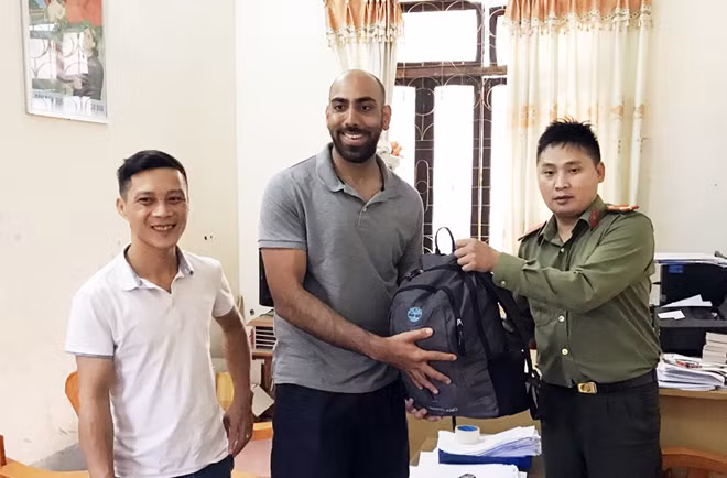 Anh Mir Khizer Wajihullah vui mừng nhận lại tài sản của mình tại cơ quan Công an huyện Mèo Vạc.