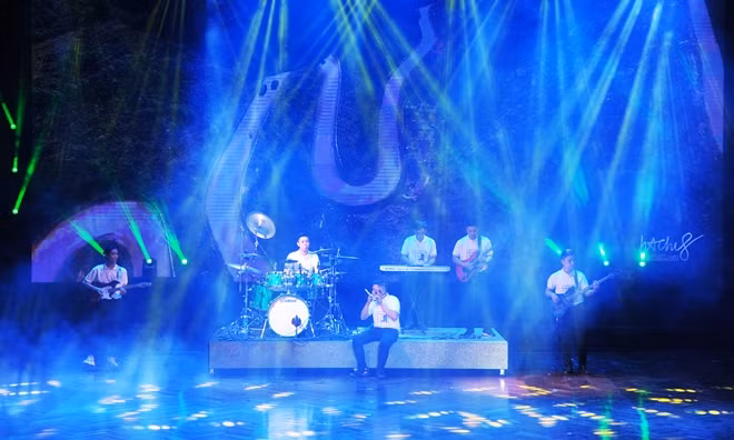 Liên hoan có sự tham gia của 61 Đoàn nghệ thuật quần chúng, gần 2.200 diễn viên là cán bộ, chiến sĩ trong Quân đội, Công an nhân dân, thanh niên, sinh viên...