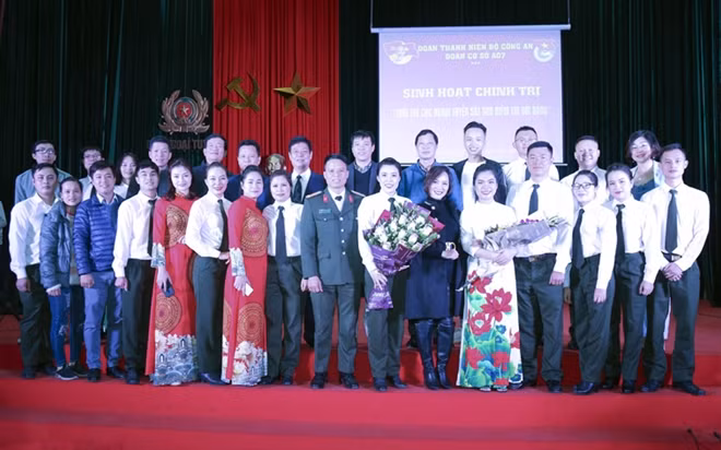 Các đại biểu tham dự buổi sinh hoạt chính trị.